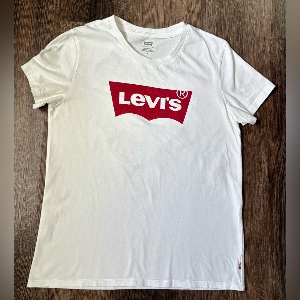 Levi’s White T-Shirt | Red Logo Emblem | Size Medium